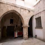 Le origini di questo tempio risalgono alla fine 1200. Una datazione che trova riscontro nelle arcate in pietra medievali visibili nel cortile di un'abitazione situata nel vicino vico Forno. Probabilmente le strutture appartenevano a un precedente chiostro di monaci basiliani, un tempo annesso alla chiesa